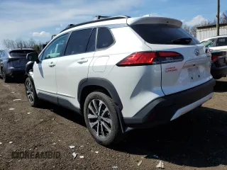 2023 Toyota Corolla Cross XLE z VIN 7MUDAABG8PV072480, wystawiony jako Copart lot #53847495 z przebiegiem 47 754 mil mil oraz Szkody całkowita. Historia ofert i sprzedaży dostępna na DreamBid. Obrazek 2.