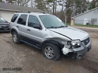2005 Ford Escape XLT with VIN 1FMYU93125KD27166, listed as a IAAI auction lot 41892715 with 59,067 mi miles. Bid and sale history available at carsss.com. Image 1.