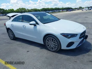 2025 Mercedes-Benz CLA 250 z VIN W1K5J4GB4SN522417, wystawiony jako IAAI lot #42490791 z przebiegiem 17 314 mil mil oraz . Historia ofert i sprzedaży dostępna na DreamBid. Obrazek 1.