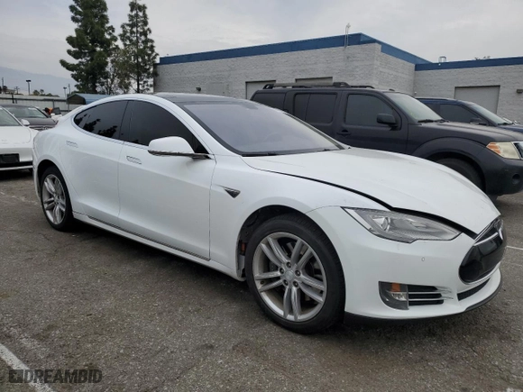 2013 Tesla Model S Performance with VIN 5YJSA1DP8DFP16316, listed as a Copart auction lot 47402805 with 127919 miles and Salvage Title. Bid and sale history available at carsss.com. Image 4.
