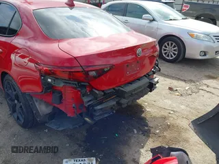 2020 Alfa Romeo Giulia z VIN ZARFAMAN3L7625180, wystawiony jako IAAI lot #41517401 z przebiegiem 43 010 mil mil oraz . Historia ofert i sprzedaży dostępna na DreamBid. Obrazek 6.