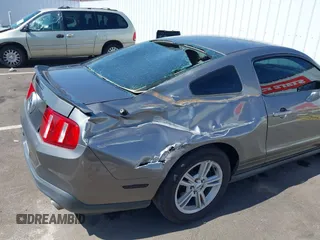 2011 Ford Mustang V6 z VIN 1ZVBP8AMXB5105751, wystawiony jako IAAI lot #42104899 z przebiegiem 70 178 mil mil oraz . Historia ofert i sprzedaży dostępna na DreamBid. Obrazek 6.