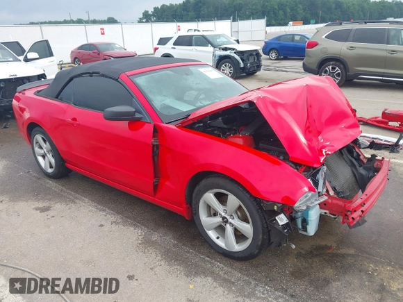 2013 Ford Mustang V6 z VIN 1ZVBP8EM4D5221864, wystawiony jako IAAI lot #42525497 z przebiegiem 130 482 mil mil oraz . Historia ofert i sprzedaży dostępna na DreamBid. Obrazek 1.