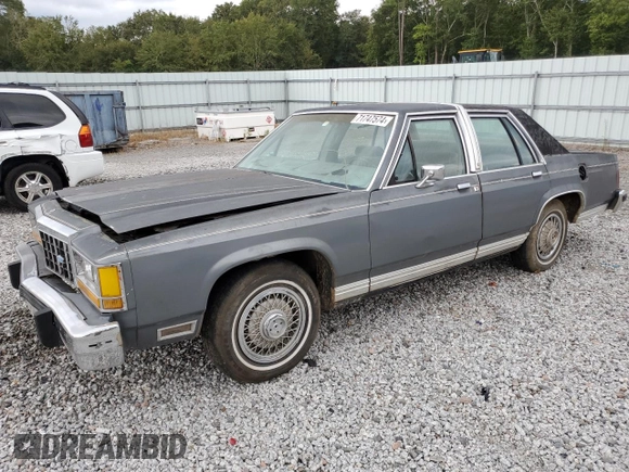 1985 Ford Crown Victoria z VIN 2FABP43F6FX102527, wystawiony jako Copart lot #71747574 z przebiegiem 50 249 mil mil oraz Nie do naprawy. Historia ofert i sprzedaży dostępna na DreamBid. Obrazek 1.