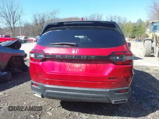 2025 Honda Pilot Sport z VIN 5FNYG1H3XSB008811, wystawiony jako IAAI lot #41842737 z przebiegiem 10 435 mil mil oraz . Historia ofert i sprzedaży dostępna na DreamBid. Obrazek 17.