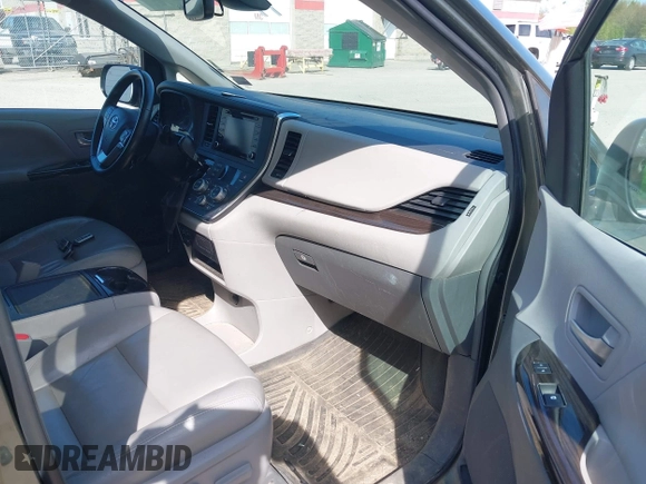 2019 Toyota Sienna XLE z VIN 5TDDZ3DC5KS218481, wystawiony jako IAAI lot #42220963 z przebiegiem 73 962 mil mil oraz . Historia ofert i sprzedaży dostępna na DreamBid. Obrazek 5.