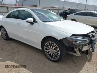 2025 Mercedes-Benz CLA 250 z VIN W1K5J4HB0SN509095, wystawiony jako IAAI lot #42334462 z przebiegiem 22 707 mil mil oraz . Historia ofert i sprzedaży dostępna na DreamBid. Obrazek 1.