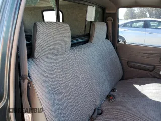 1994 Toyota Pickup DLX z VIN 4TARN81P2RZ175695, wystawiony jako Copart lot #50415385 z przebiegiem 258 048 mil mil oraz Szkoda całkowita • Salvage title. Historia ofert i sprzedaży dostępna na DreamBid. Obrazek 10.