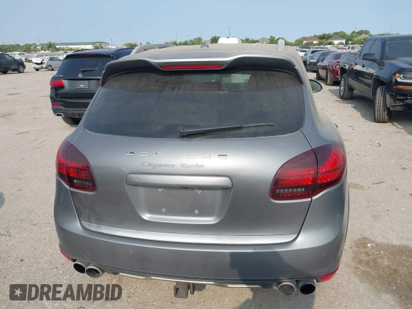 2012 Porsche Cayenne Turbo с VIN WP1AC2A29CLA80486, выставлен на аукционе IAAI как лот 42324263 с пробегом 106 588 миль миль и . История ставок и продаж доступна на DreamBid. Изображение 16.