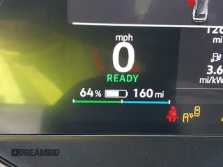2021 Volkswagen ID.4 Pro S z VIN WVGTMPE20MP058882, wystawiony jako IAAI lot #42317440 z przebiegiem 64 473 mil mil oraz . Historia ofert i sprzedaży dostępna na DreamBid. Obrazek 17.