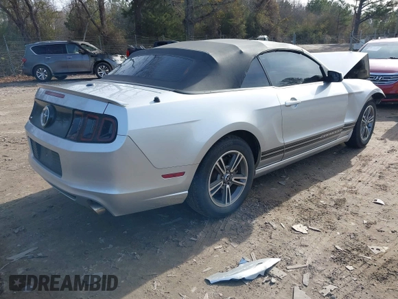 2013 Ford Mustang V6 z VIN 1ZVBP8EM9D5236439, wystawiony jako IAAI lot #41332666 z przebiegiem 156 371 mil mil oraz . Historia ofert i sprzedaży dostępna na DreamBid. Obrazek 4.