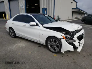 2018 Mercedes-Benz C 350e with VIN 55SWF4HB9JU255561, listed as a Copart auction lot 44701353 with 70,881 mi miles and . Bid and sale history available at DreamBid. Image 4.