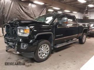 2019 GMC Sierra 2500HD Denali with VIN 1GT12SEY6KF105182, listed as a IAAI auction lot 41522040 with 47,124 mi miles. Bid and sale history available at carsss.com. Image 18.