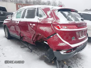 2017 Lincoln MKC Reserve z VIN 5LMCJ3D98HUL35184, wystawiony jako IAAI lot #41482306 z przebiegiem 86 794 mil mil oraz . Historia ofert i sprzedaży dostępna na DreamBid. Obrazek 3.