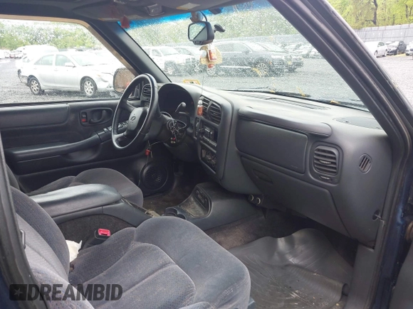 2000 Chevrolet Blazer LT z VIN 1GNDT13W9Y2350118, wystawiony jako IAAI lot #42255823 z przebiegiem 255 056 mil mil oraz . Historia ofert i sprzedaży dostępna na DreamBid. Obrazek 5.
