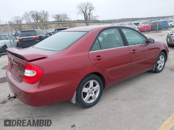 2003 Toyota Camry LE z VIN 4T1BF32K83U056252, wystawiony jako IAAI lot #41944815 z przebiegiem 324 105 mil mil oraz . Historia ofert i sprzedaży dostępna na DreamBid. Obrazek 4.