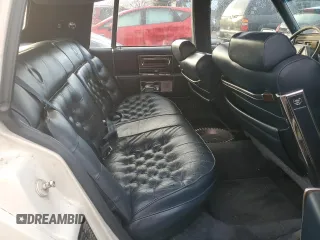 1988 Cadillac Brougham z VIN 1G6DW51Y1JR761749, wystawiony jako Copart lot #80371494 z przebiegiem 1271 mil mil oraz Tytuł czysty. Historia ofert i sprzedaży dostępna na DreamBid. Obrazek 10.