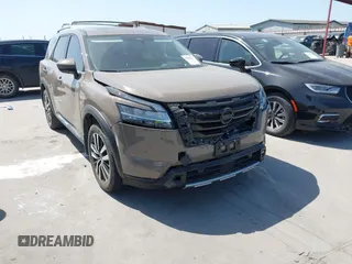 2023 Nissan Pathfinder Platinum z VIN 5N1DR3DH5PC261041, wystawiony jako IAAI lot #41996221 z przebiegiem 34 530 mil mil oraz . Historia ofert i sprzedaży dostępna na DreamBid. Obrazek 1.