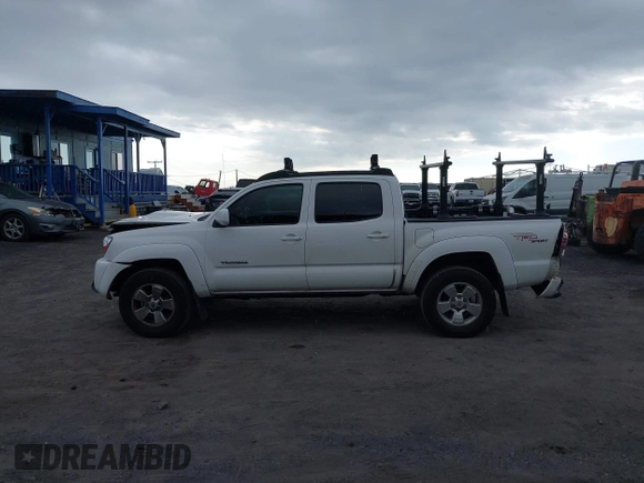 2010 Toyota Tacoma PreRunner z VIN 3TMJU4GN8AM103120, wystawiony jako IAAI lot #42226797 z przebiegiem 237 153 mil mil oraz . Historia ofert i sprzedaży dostępna na DreamBid. Obrazek 15.