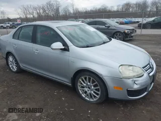2008 Volkswagen Jetta Wolfsburg Edition с VIN 3VWRJ71K48M172258, выставлен на аукционе IAAI как лот 42051027 с пробегом 145 772 миль миль и . История ставок и продаж доступна на DreamBid. Изображение 1.