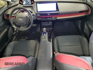 2024 Toyota Prius SE z VIN JTDACACU9R3023031, wystawiony jako Copart lot #55943855 z przebiegiem 7 647 mil mil oraz Szkoda całkowita • Salvage title. Historia ofert i sprzedaży dostępna na DreamBid. Obrazek 8.