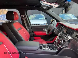 2022 Rolls-Royce Cullinan Black Badge z VIN SLATV8C02NU2121XX, wystawiony jako Copart lot #49549395 z przebiegiem 5 245 mil mil oraz Czysty tytuł • Clean title. Historia ofert i sprzedaży dostępna na DreamBid. Obrazek 5.