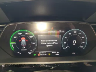 2022 Audi e-tron Premium z VIN WA1AAAGE3NB023710, wystawiony jako Copart lot #57508235 z przebiegiem 23 483 mil mil oraz Tytuł czysty. Historia ofert i sprzedaży dostępna na DreamBid. Obrazek 9.