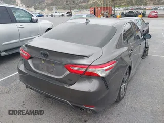 2020 Toyota Camry SE z VIN 4T1G11AK2LU989218, wystawiony jako IAAI lot #42204901 z przebiegiem 83 147 mil mil oraz . Historia ofert i sprzedaży dostępna na DreamBid. Obrazek 4.