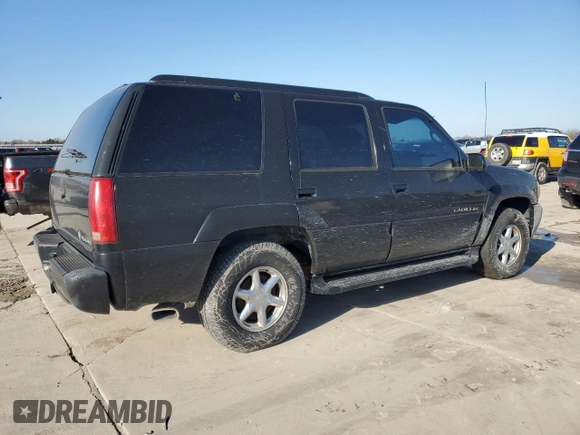 1999 Cadillac Escalade z VIN 1GYEK13R7XR402243, wystawiony jako Copart lot #43269935 z przebiegiem 231 465 mil mil oraz Czysty tytuł • Clean title. Historia ofert i sprzedaży dostępna na DreamBid. Obrazek 3.