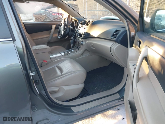 2013 Toyota Highlander with VIN 5TDZK3EH1DS137016, listed as a IAAI auction lot 41292324 with 157,156 mi miles. Bid and sale history available at carsss.com. Image 5.