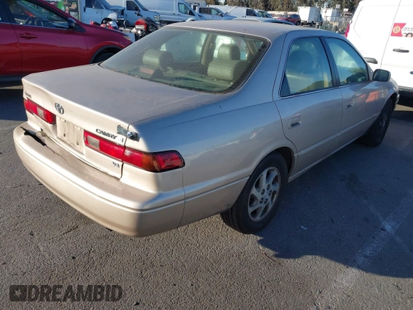 1998 Toyota Camry LE z VIN 4T1BF28K4WU057663, wystawiony jako IAAI lot #41329614 z przebiegiem 145 034 mil mil oraz . Historia ofert i sprzedaży dostępna na DreamBid. Obrazek 4.