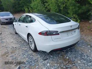 2017 Tesla Model S 100D z VIN 5YJSA1E28HF199074, wystawiony jako IAAI lot #42449671 z przebiegiem 172 910 mil mil oraz . Historia ofert i sprzedaży dostępna na DreamBid. Obrazek 3.
