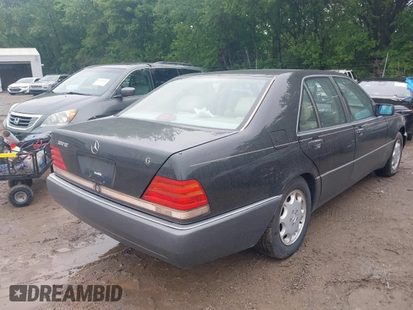 1993 Mercedes-Benz S 320 z VIN WDBGA32E7PA111623, wystawiony jako IAAI lot #42324385 z przebiegiem 130 231 mil mil oraz . Historia ofert i sprzedaży dostępna na DreamBid. Obrazek 4.
