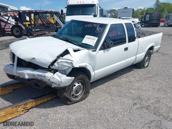 2000 GMC Sonoma SLS with VIN 1GTDT19W4YK230095, listed as a IAAI auction lot 41887818 with 232,455 mi miles. Bid and sale history available at carsss.com. Image 2.