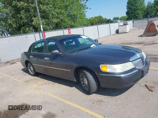 2000 Lincoln Town Car Signature z VIN 1LNHM82W0YY914457, wystawiony jako IAAI lot #42465439 z przebiegiem 237 145 mil mil oraz . Historia ofert i sprzedaży dostępna na DreamBid. Obrazek 1.