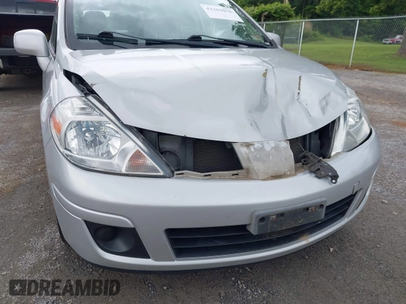 2012 Nissan Versa S z VIN 3N1BC1CP3CK267230, wystawiony jako IAAI lot #42369856 z przebiegiem 200 971 mil mil oraz . Historia ofert i sprzedaży dostępna na DreamBid. Obrazek 14.
