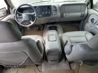1999 Chevrolet Suburban z VIN 1GNFK16R2XJ328550, wystawiony jako Copart lot #53179525 z przebiegiem 170 914 mil mil oraz Czysty tytuł • Clean title. Historia ofert i sprzedaży dostępna na DreamBid. Obrazek 8.