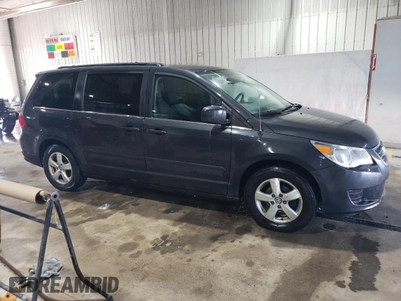2011 Volkswagen Routan SE with VIN 2V4RW3DG2BR738704, listed as a Copart auction lot 58767625 with 116,886 mi miles and Salvage title. Bid and sale history available at DreamBid. Image 4.