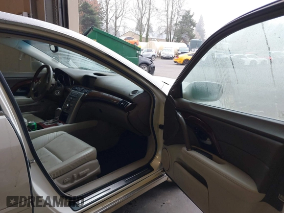 2011 Acura RL Technology with VIN JH4KB2F66BC000465, listed as a IAAI auction lot 41312767 with 129,418 mi miles and . Bid and sale history available at DreamBid. Image 5.