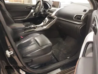 2018 Mitsubishi Eclipse Cross SE z VIN JA4AT5AA8JZ068425, wystawiony jako IAAI lot #41333765 z przebiegiem 64 000 mil mil oraz . Historia ofert i sprzedaży dostępna na DreamBid. Obrazek 5.