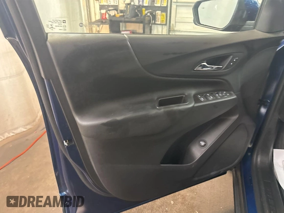 2021 Chevrolet Equinox LT z VIN 2GNAXUEV0M6127914, wystawiony jako IAAI lot #41940405 z przebiegiem 28 624 mil mil oraz . Historia ofert i sprzedaży dostępna na DreamBid. Obrazek 1.