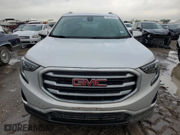 2020 GMC Terrain SLT z VIN 3GKALPEXXLL237407, wystawiony jako Copart lot #50748645 z przebiegiem 83 740 mil mil oraz Czysty tytuł • Clean title. Historia ofert i sprzedaży dostępna na DreamBid. Obrazek 5.