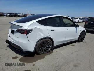 2022 Tesla Model Y Performance z VIN 7SAYGDEF6NF397082, wystawiony jako Copart lot #55823435 z przebiegiem Nie podano mil oraz Szkoda całkowita • Salvage title. Historia ofert i sprzedaży dostępna na DreamBid. Obrazek 3.