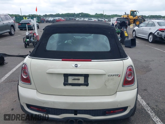 2011 MINI Convertible S с VIN WMWZP3C57BTX82937, выставлен на аукционе IAAI как лот 42389373 с пробегом 60 651 миль миль и . История ставок и продаж доступна на DreamBid. Изображение 16.