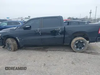 2021 Ram 1500 Big Horn z VIN 1C6RREFG7MN630189, wystawiony jako IAAI lot #41371219 z przebiegiem 62 613 mil mil oraz . Historia ofert i sprzedaży dostępna na DreamBid. Obrazek 13.