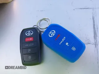 2025 Toyota Crown XLE z VIN JTDACAAJ7S3006680, wystawiony jako IAAI lot #42234773 z przebiegiem 7 989 mil mil oraz . Historia ofert i sprzedaży dostępna na DreamBid. Obrazek 11.