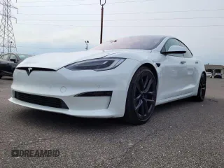 2022 Tesla Model S z VIN 5YJSA1E56NF472017, wystawiony jako Copart lot #67321925 z przebiegiem 59 665 mil mil oraz Czysty tytuł • Clean title. Historia ofert i sprzedaży dostępna na DreamBid. Obrazek 2.