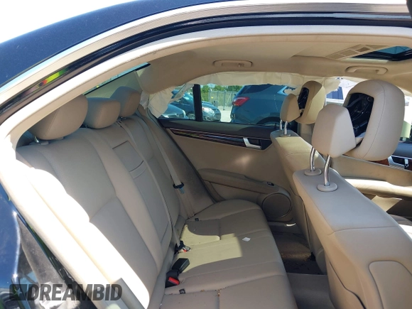 2013 Mercedes-Benz C 300 Sport z VIN WDDGF8AB7DR286299, wystawiony jako IAAI lot #42646185 z przebiegiem 108 569 mil mil oraz . Historia ofert i sprzedaży dostępna na DreamBid. Obrazek 8.