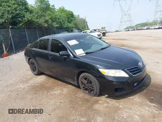 2011 Toyota Camry LE z VIN 4T1BF3EK5BU700767, wystawiony jako IAAI lot #42449055 z przebiegiem 196 101 mil mil oraz . Historia ofert i sprzedaży dostępna na DreamBid. Obrazek 1.