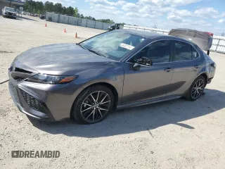 2022 Toyota Camry SE z VIN 4T1G11AK2NU043977, wystawiony jako Copart lot #49452114 z przebiegiem 17 561 mil mil oraz Szkoda całkowita • Salvage title. Historia ofert i sprzedaży dostępna na DreamBid. Obrazek 1.